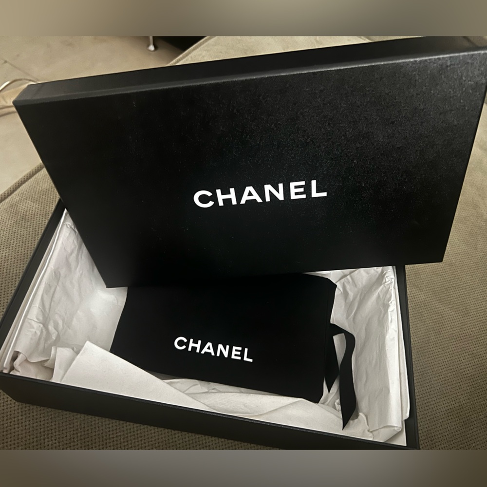 CHANEL Black Box with White Logo - Picture 5 of 11